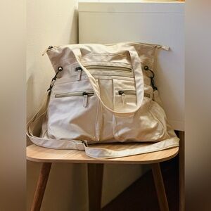 🆕🤍 White purse zipper front pockets